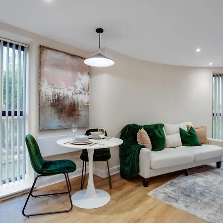 Apartment Modern Center Oasis With Lush Decor Ideal For Business Or Leisure