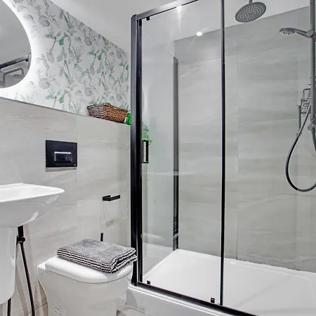 Modern Center Oasis With Lush Decor Ideal For Business Or Leisure Apartment *