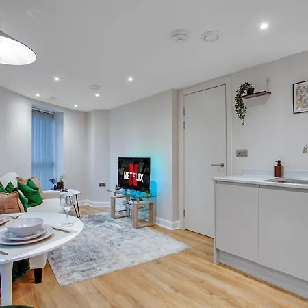 Modern Center Oasis With Lush Decor Ideal For Business Or Leisure *