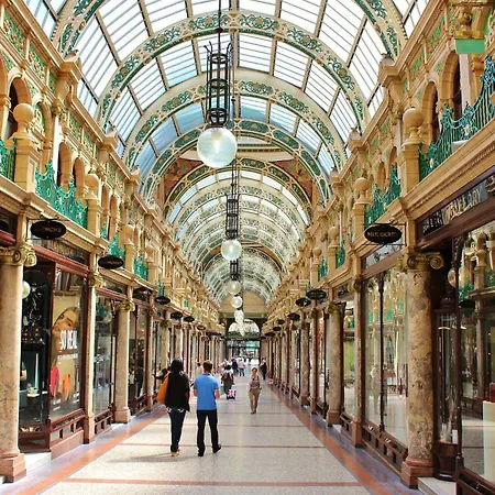 Modern Center Oasis With Lush Decor Ideal For Business Or Leisure 公寓