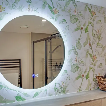 Modern Center Oasis With Lush Decor Ideal For Business Or Leisure *