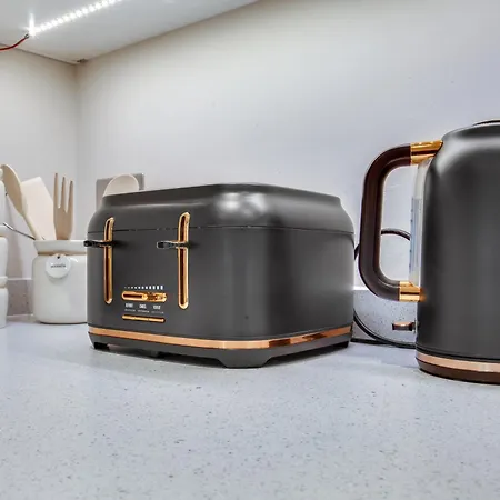 Modern Center Oasis With Lush Decor Ideal For Business Or Leisure * 利兹