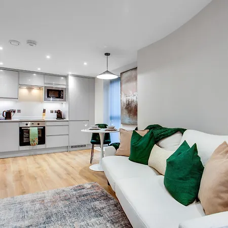 Modern Center Oasis With Lush Decor Ideal For Business Or Leisure 公寓