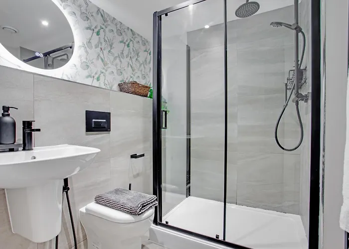 Modern Center Oasis With Lush Decor Ideal For Business Or Leisure Appartement *