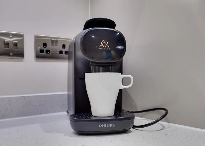 Modern Center Oasis With Lush Decor Ideal For Business Or Leisure Апартаменти