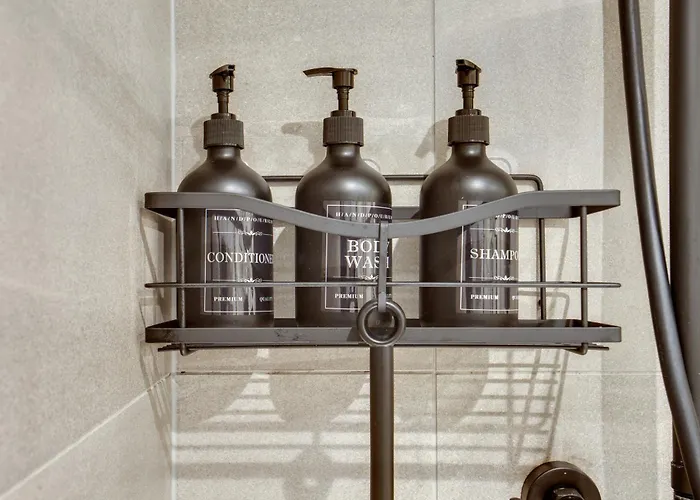 Modern Center Oasis With Lush Decor Ideal For Business Or Leisure Апартаменти