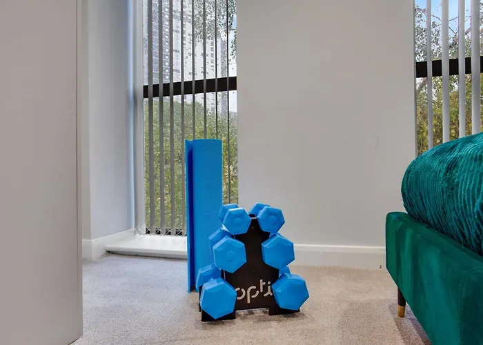 Modern Center Oasis With Lush Decor Ideal For Business Or Leisure Апартаменти *