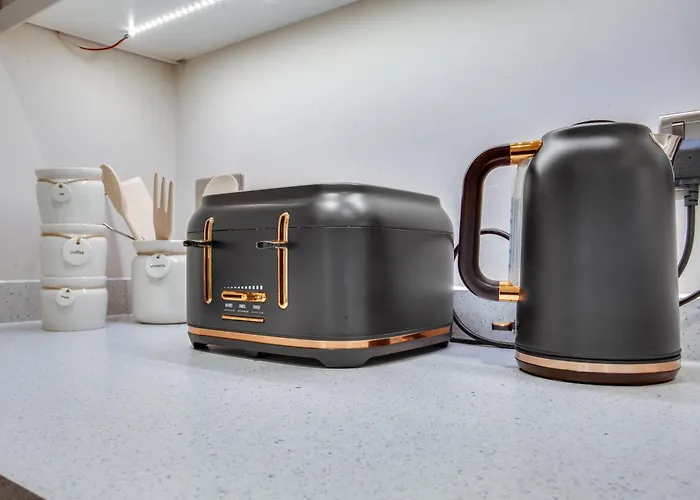 Modern Center Oasis With Lush Decor Ideal For Business Or Leisure * Leeds (West Yorkshire)