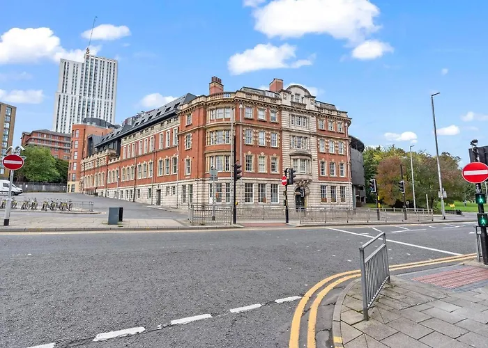 Modern Center Oasis With Lush Decor Ideal For Business Or Leisure Апартаменти *