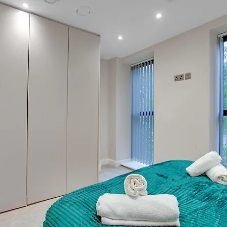 Modern Center Oasis With Lush Decor Ideal For Business Or Leisure Leeds (West Yorkshire)