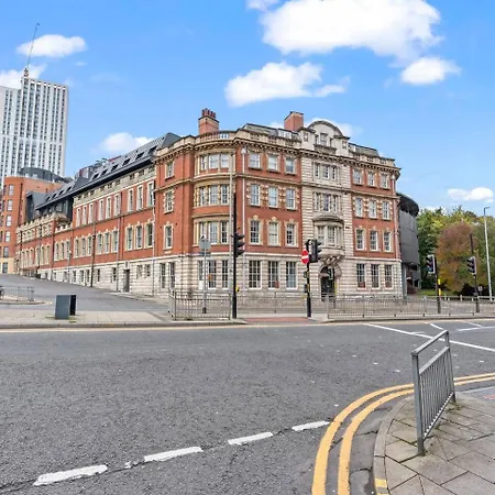 Modern Center Oasis With Lush Decor Ideal For Business Or Leisure Apartment *