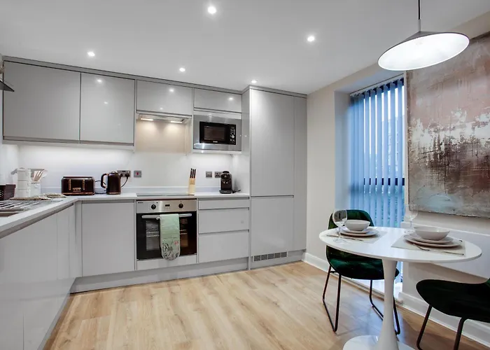 Modern Center Oasis With Lush Decor Ideal For Business Or Leisure * Leeds (West Yorkshire)