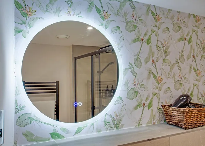 Modern Center Oasis With Lush Decor Ideal For Business Or Leisure *