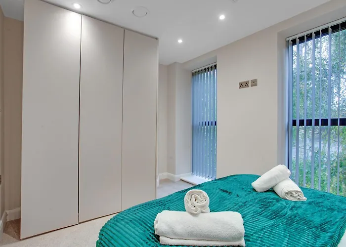 Modern Center Oasis With Lush Decor Ideal For Business Or Leisure Leeds (West Yorkshire)