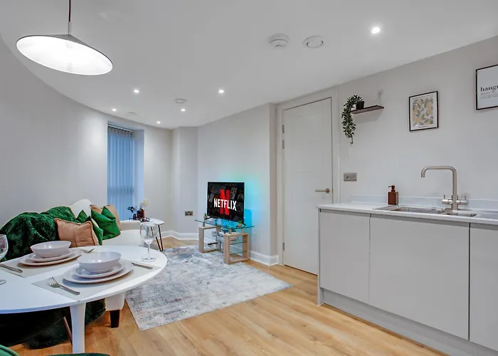 Modern Center Oasis With Lush Decor Ideal For Business Or Leisure *